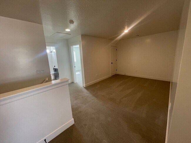 Building Photo - Beautiful Townhome! Washer and dryer included.
