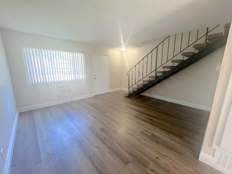 Building Photo - 587 Silverwood Ave