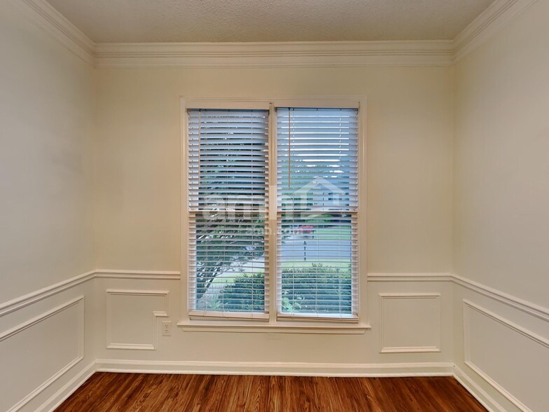 Building Photo - 403 Pine Grove Way
