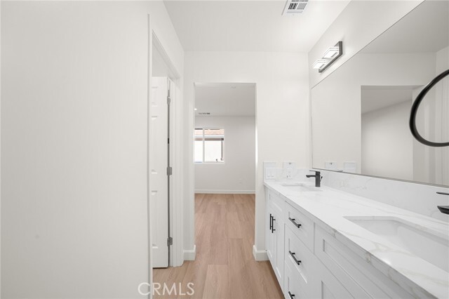 Building Photo - 900 S Hert St