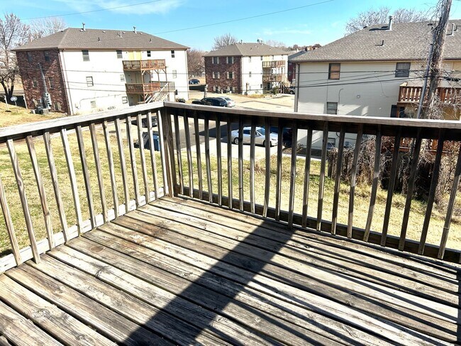 Building Photo - Roomy 2 Bdrm Apartment