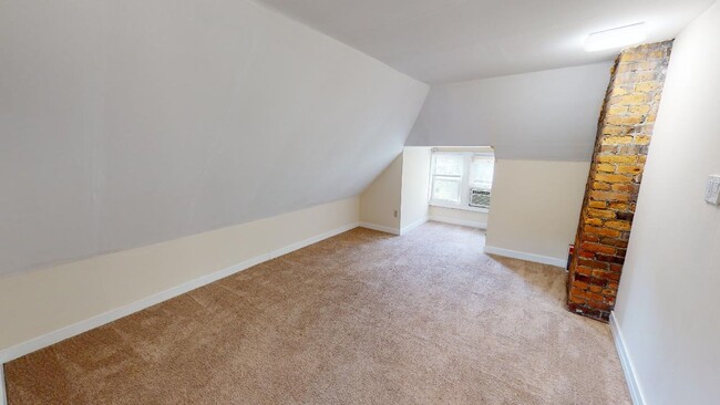 Building Photo - 3 BEDROOMS, 1 FULL BATHROOM + 2 FREE OFF-S...