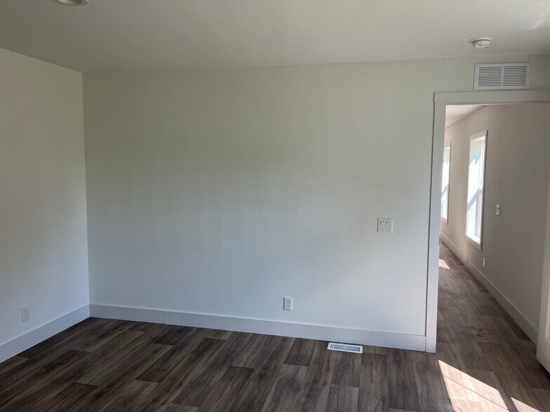 Building Photo - 800 Woodland Trl