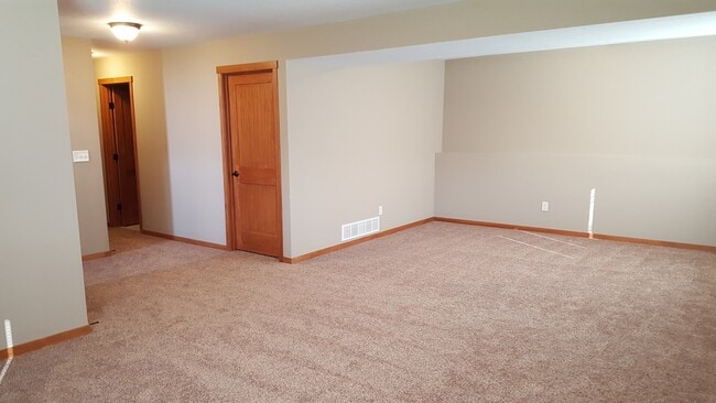 Building Photo - 3984 Stone Point Dr NE