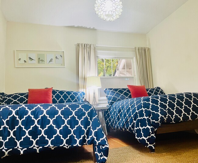 Building Photo - 3115 NE Schuyler St