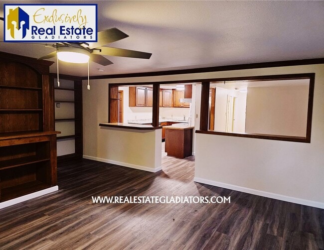 Building Photo - Pet Friendly Fresh 3 bed 2 bath with fully fenced yard