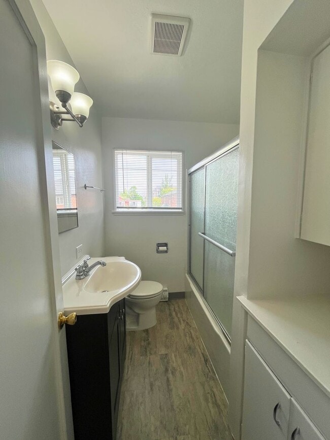 Building Photo - (UNM)  2 bed/1 bath Apartment