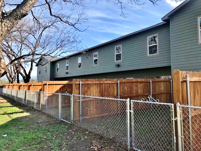 2 STORY TOWNHOMES HAVE BACK YARD - Comanche Townhomes