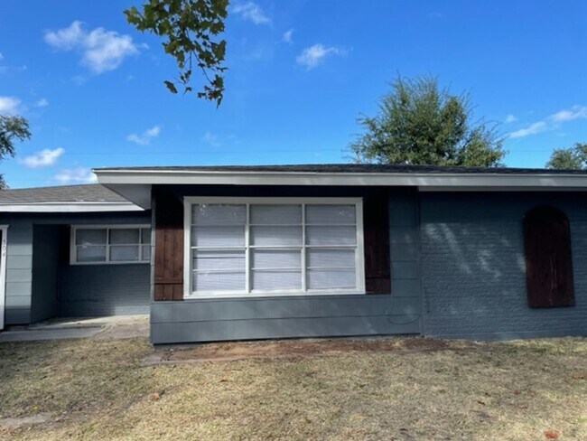 Building Photo - April Move In