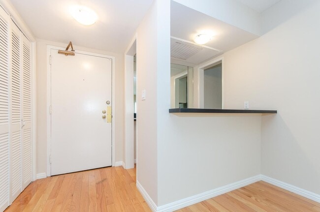 Building Photo - Stunning renovated apartment in the Heart ...