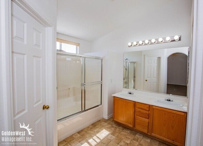 Building Photo - Bright & Spacious 3Bdm 2.5Ba Home with Private Backyard in Las Vegas