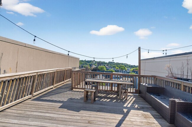 Building Photo - Sophisticated, Beautifully Furnished 2br/2...