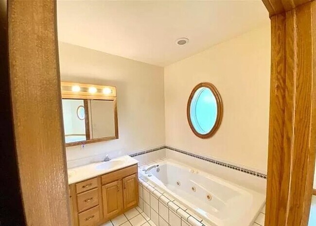 Building Photo - 1556 Shagbark St