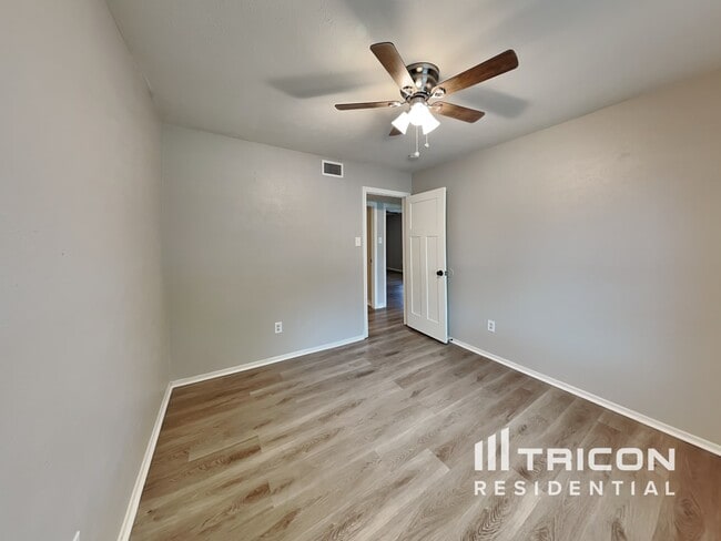 Building Photo - 828 W Embercrest Dr