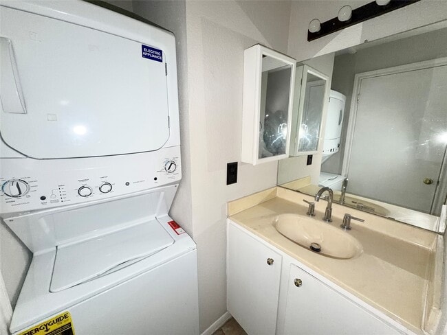 Building Photo - 728 Bering Dr
