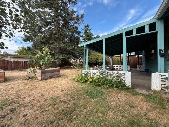 Building Photo - Cozy-Chic in Parkrose ~ Large Fenced Yard with Attached Garage & A/C~ Pets Welcome