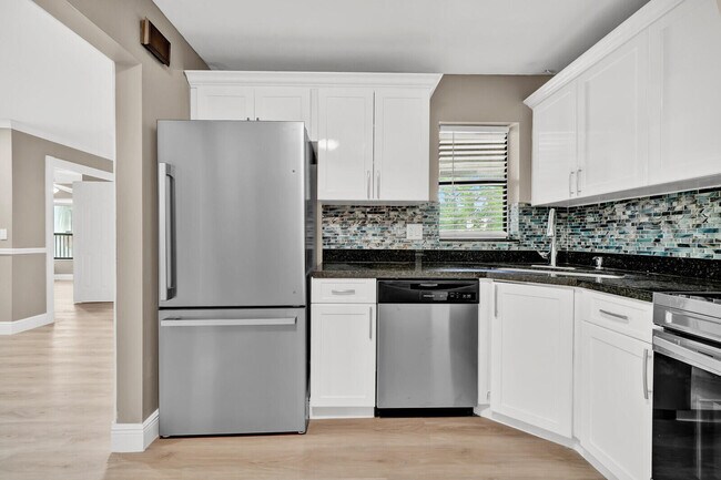 Building Photo - 3287 Cocoplum Cir