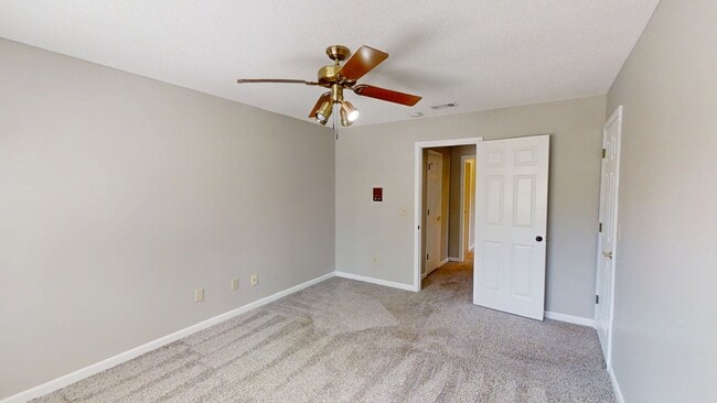 Building Photo - 4130 Knollcrest Cir N