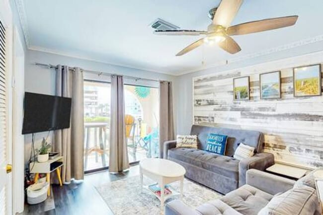 Primary Photo - 924 W Beach Blvd