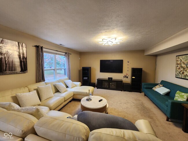 Building Photo - 8607 Longspur Ct