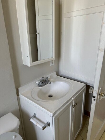 Building Photo - 5735 1/2 Ruthelen St