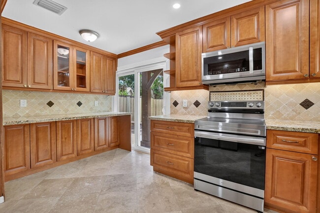 Building Photo - 7813 Kenway Pl W