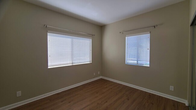 bedroom 1 windows - 1471 S Wooster St