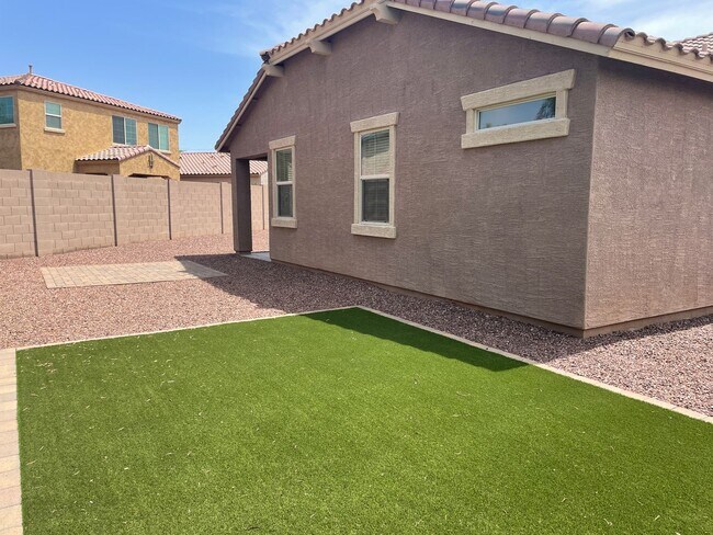 Building Photo - 5 Bedroom/3 Bath Home in Chandler!