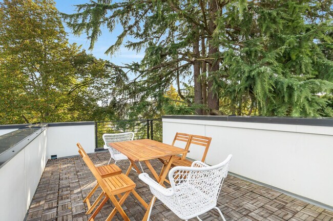 Building Photo - 9413A Roosevelt Way NE