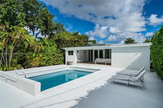 Building Photo - 730 SW 26th Rd