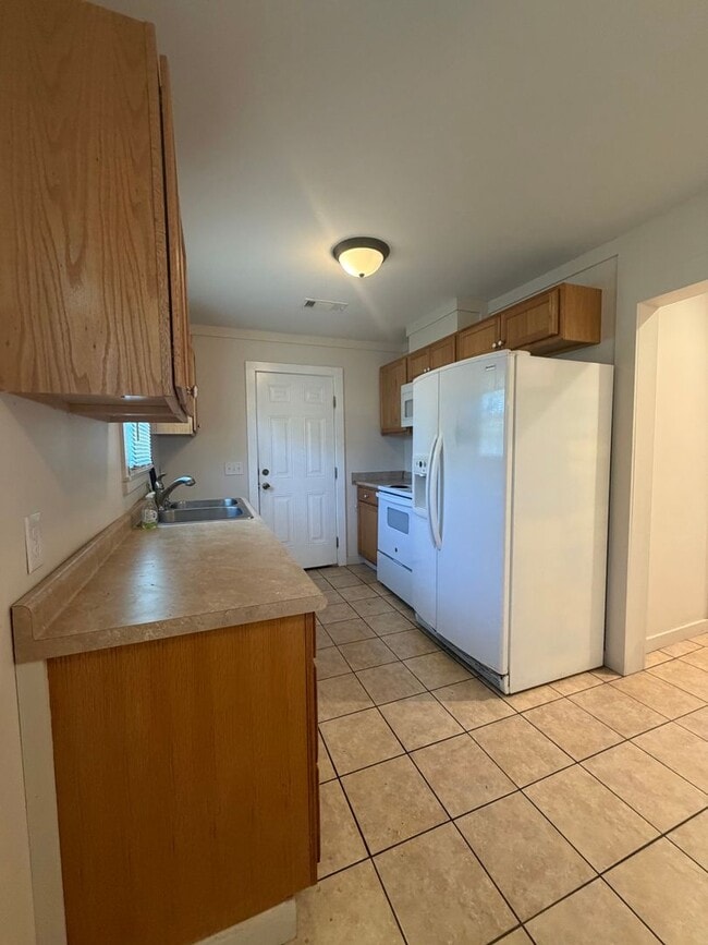 Building Photo - 3 Bed 1 Bath Brick Home