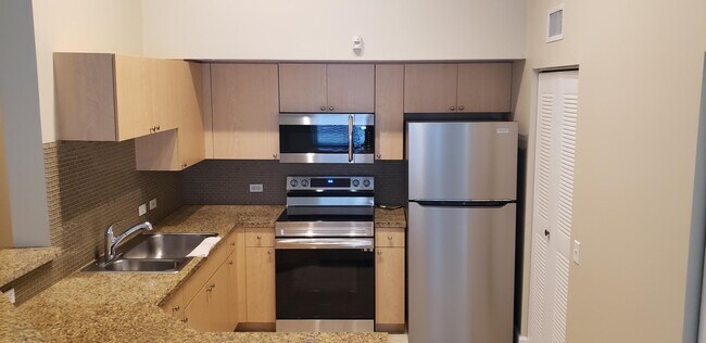 Building Photo - 818 Villa Cir