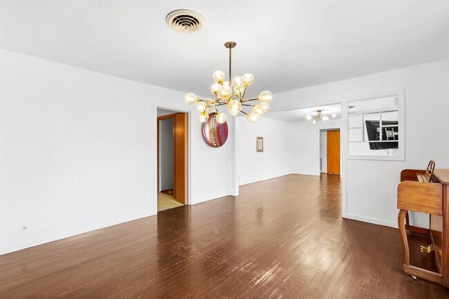 Building Photo - 803 Peach St