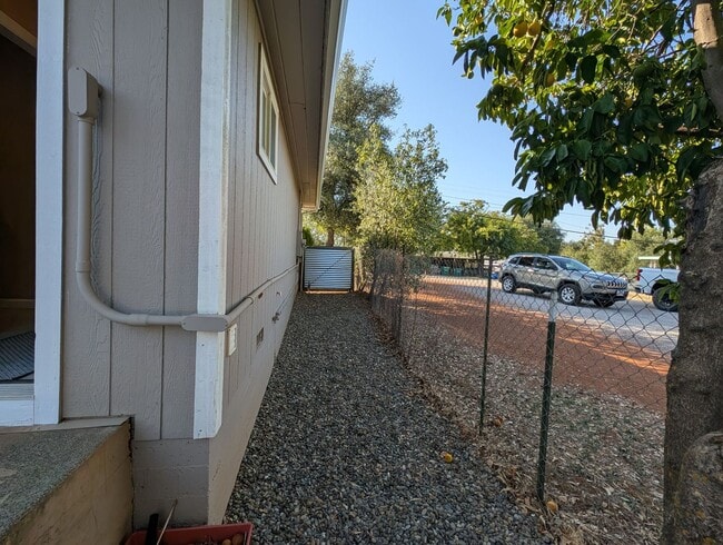 Building Photo - 3 Bedroom House in Shasta Lake, Fridge, Wa...