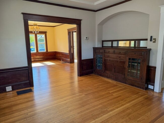 Building Photo - Charming 2-bedroom, 2-bathroom Burlingame ...