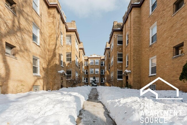 Building Photo - 5051 N Damen Ave