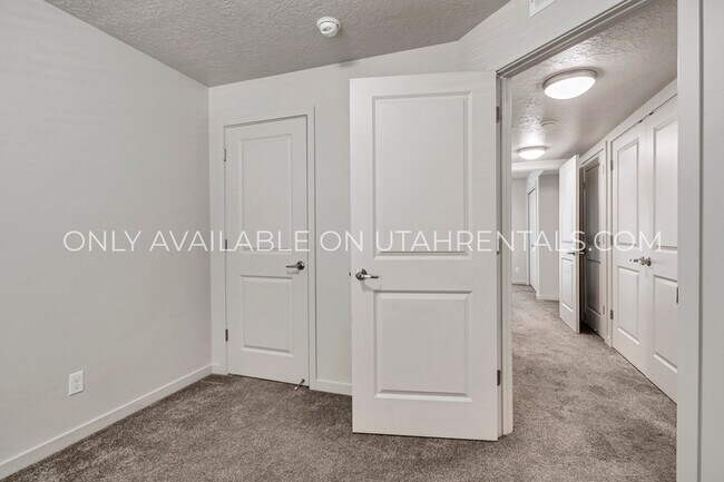 Building Photo - 1080 W 965 N