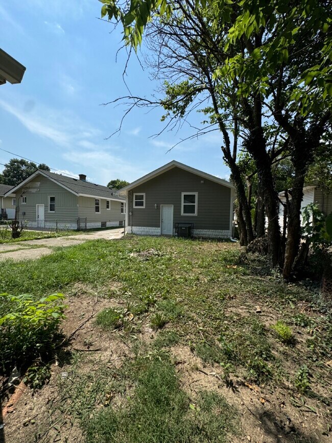 Building Photo - 951 N Bradley Ave