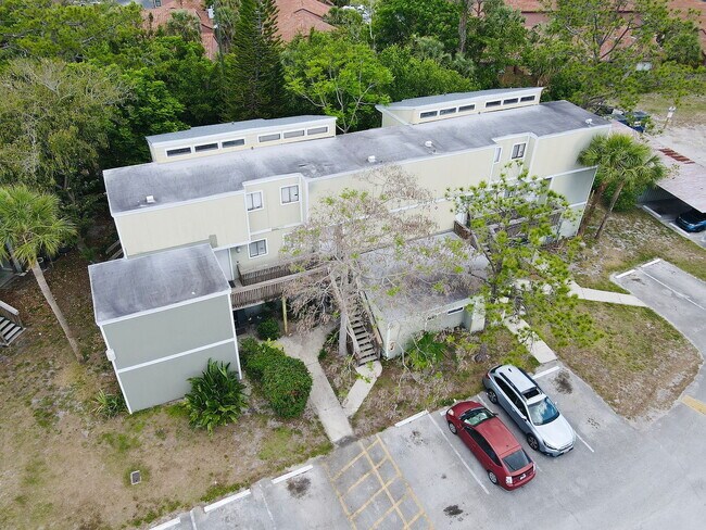 Building Photo - "Cozy 1-Bedroom Gem with Elegant Hardwood ...
