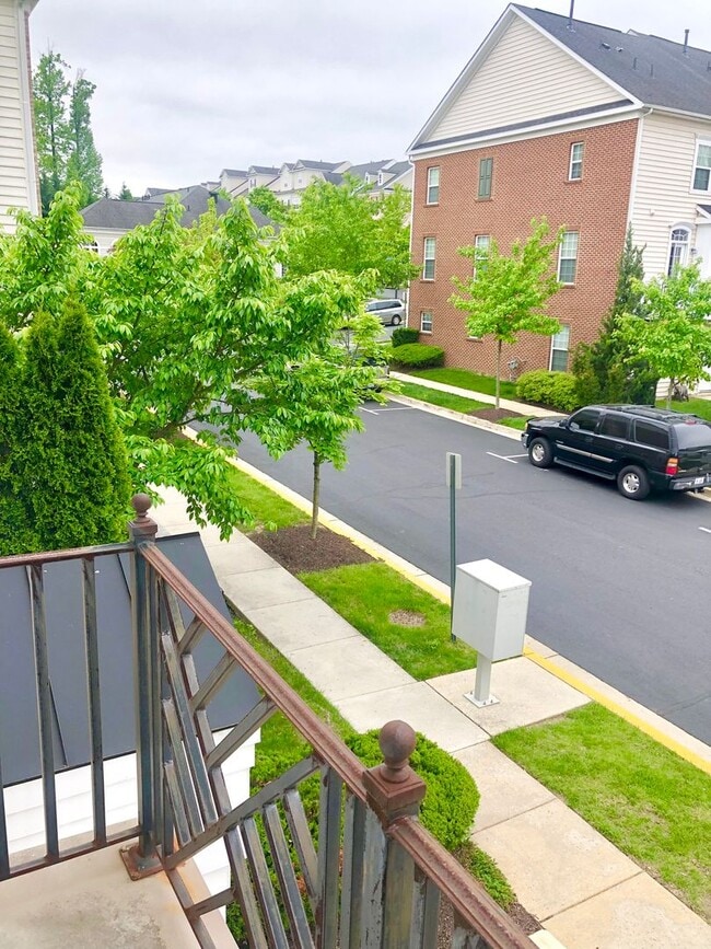 Building Photo - Gorgeous 3BR/2.5BA Townhome in Hyattsville