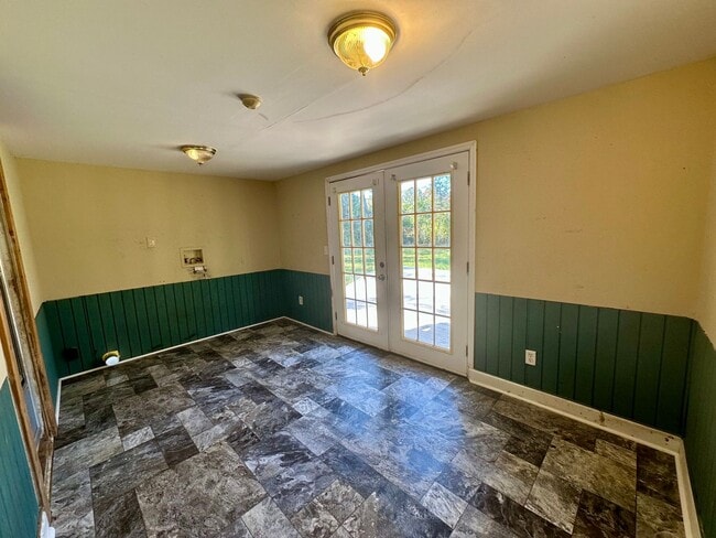 Building Photo - Country Living!