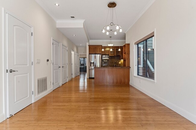 Building Photo - 2 Bed, 2 Bath, 2 Car Parking - Stunning Co...