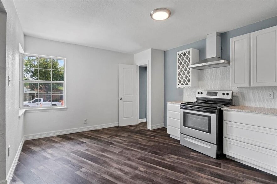 Building Photo - 1910 Danube Dr