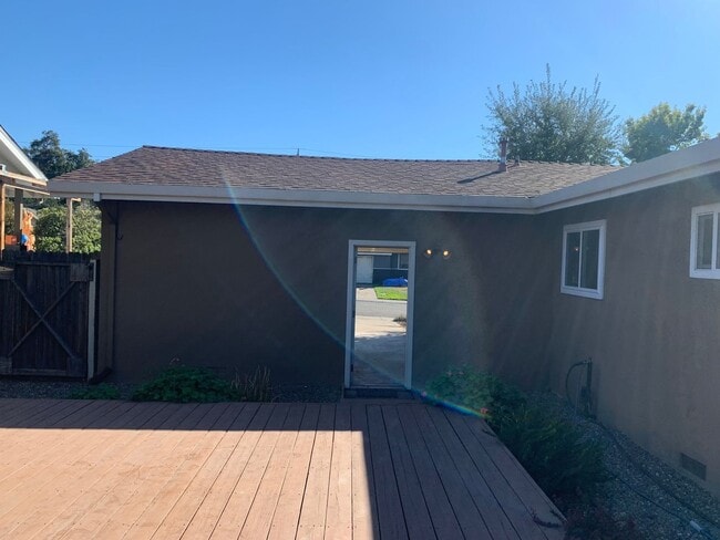 Building Photo - 3 bedroom 2 bath home with HUGE yard in Orangevale