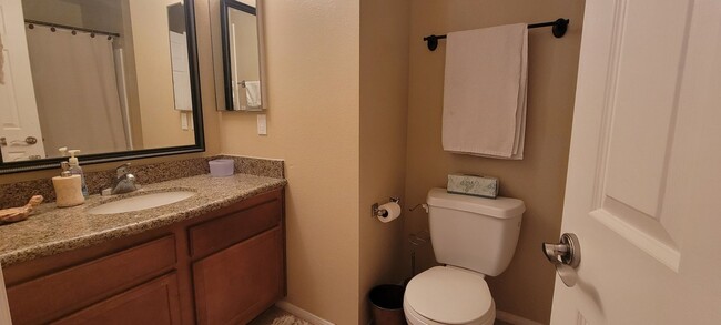 Building Photo - Furnished 2 bedroom Condo