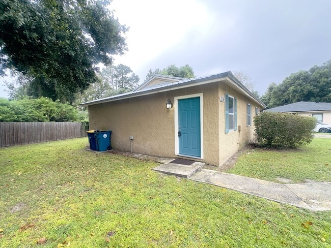 Building Photo - 2Bed/ 1 Bath Apartment Available NOW in Jacksonville!