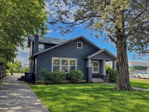 Building Photo - 3/2 Bungalo-style off Birchman