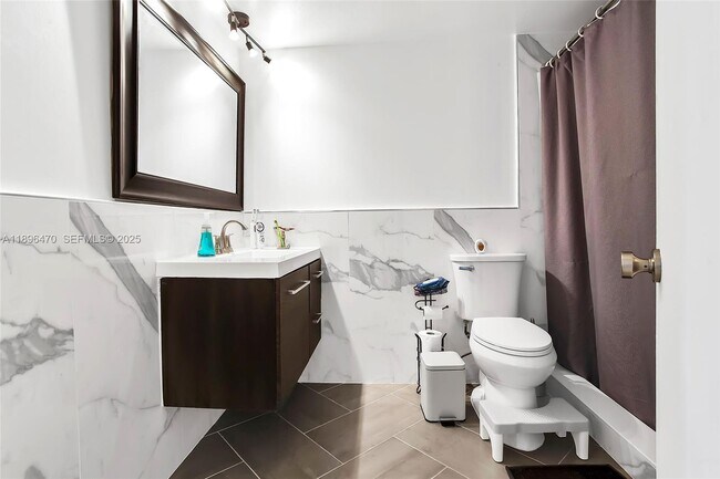 Building Photo - 1750 NE 191st St