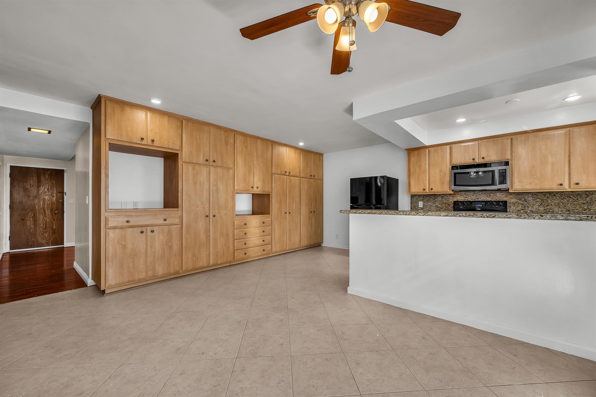 lots of cabinets in kitchen - 810 Edgewood St