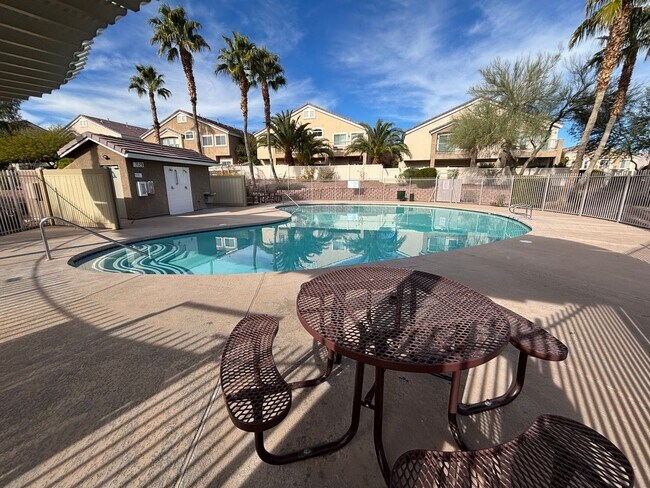 Building Photo - Gorgeous 2Bed/2Bath/1CarGarage TownHouse, located in the NW part of the valley